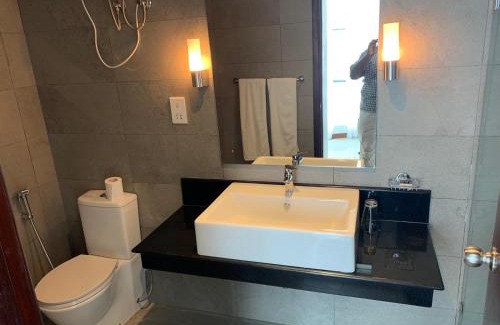 Nilaveli Apartment | Oceanfront Escape: 4-Star Condo with Beach Access & Pool