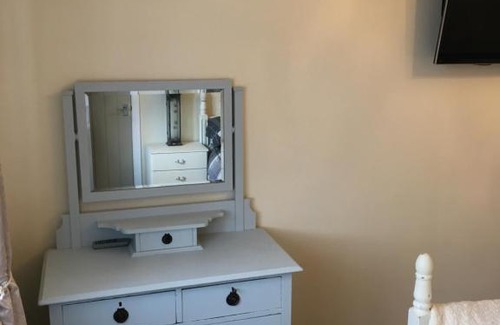 Tillicoultry Apartment | Pet-Friendly 123v Tillicoultry Holiday Let with Breakfast
