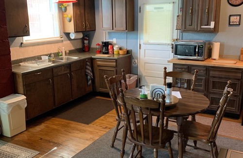 Lakeville Cottage | Lakefront Cottage Retreat with Breakfast Near Loudonville