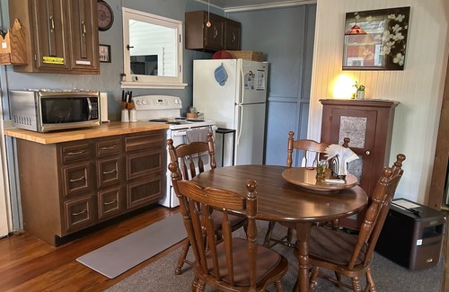Lakeville Cottage | Lakefront Cottage Retreat with Breakfast Near Loudonville