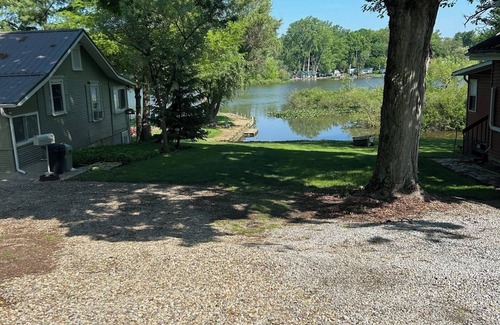 Lakeville Cottage | Lakefront Cottage Retreat with Breakfast Near Loudonville