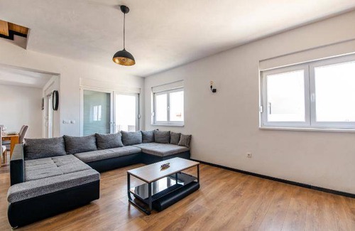 Zadar Villa | Spacious 3-Bedroom Villa with Kitchen for Up to 8 Guests