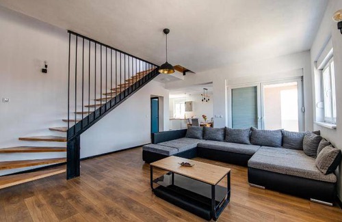 Zadar Villa | Spacious 3-Bedroom Villa with Kitchen for Up to 8 Guests