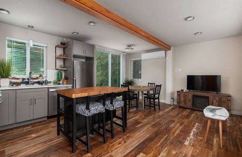 Tierra Del Mar House | The Tea House: Modern Oceanfront Retreat with Pet-Friendly Perks
