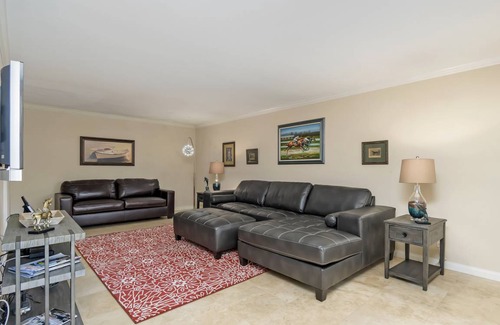 Solana Beach Apartment | Spacious Oceanfront 2-Bedroom Apartment for 5 Guests