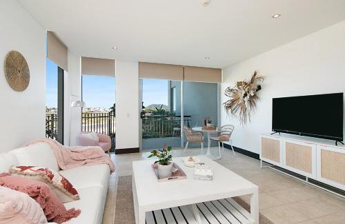 Casuarina Apartment | Stylish 4-Star Resort Apartment with Ocean View & Pool