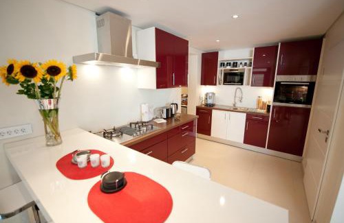 Cape Town City Centre Apartment | Elegant 129 on Kloof Nek Apartments with Ocean Views