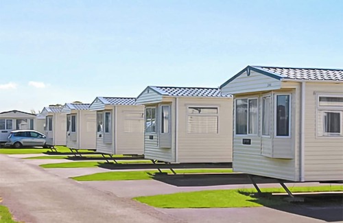 Wigton House | Cozy Caravan Retreat with Oceanfront Views and Pool Access
