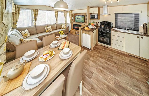 Wigton House | Cozy Caravan Retreat with Oceanfront Views and Family Amenities