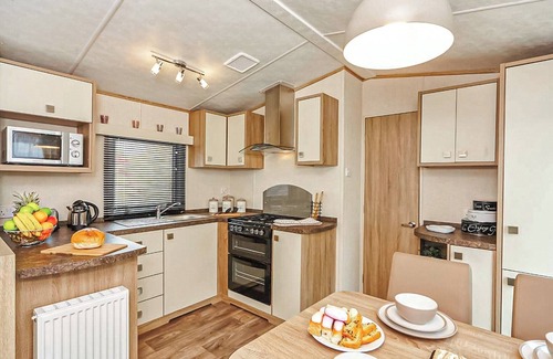 Wigton House | Cozy Caravan Retreat with Oceanfront Views and Family Amenities