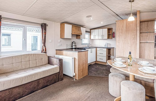 Maryport House | Quality Caravan with Breakfast and Kitchen for Your Stay