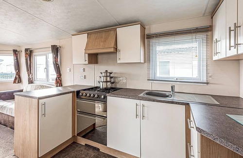 Maryport House | Quality Caravan with Breakfast and Kitchen for Your Stay