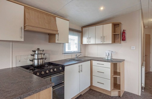 Rhyl House | Quality Caravan with Ocean View and Pool Access for Families