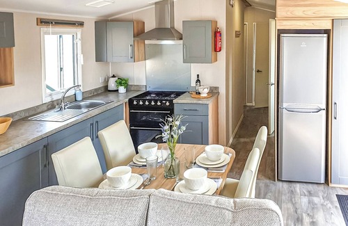 Chapel Saint Leonards House | Stylish 12ft-wide Caravan: Family-Friendly with Kitchen & Breakfast