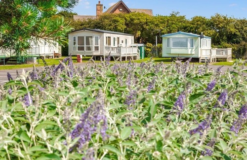 Chapel Saint Leonards House | Stylish 12ft-wide Caravan: Family-Friendly with Kitchen & Breakfast