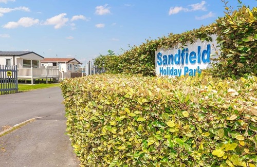 Chapel Saint Leonards House | Stylish 12ft-wide Caravan: Family-Friendly with Kitchen & Breakfast