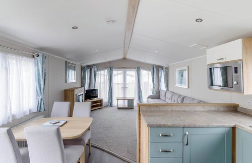 Skegness House | 12ft-wide very comfortable and spacious caravan with one double and one twin.