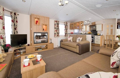 Burnham-on-Sea House | Cozy Oceanfront Caravan with Scenic Lake Views