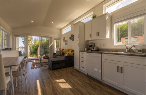 Regional District of Mount Waddington Apartment | Oceanfront Bothan Mara Cottage: Guest Rated 10/10