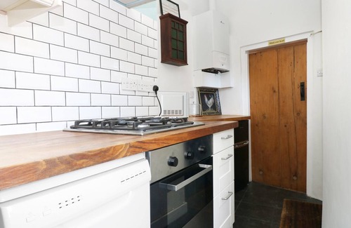 Lostwithiel Cottage | Pet-Friendly Haven at 13 Castle Hill with Breakfast Included