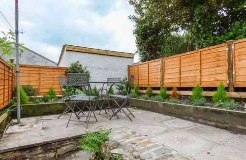 Lostwithiel Cottage | Pet-Friendly Haven at 13 Castle Hill with Breakfast Included