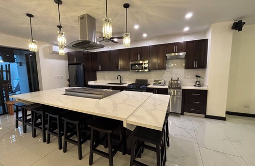 Jaco House | All-Inclusive Beachfront Retreat with Butler Service & Gym