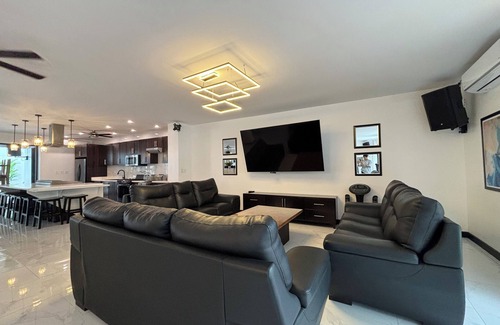 Jaco House | All-Inclusive Beachfront Retreat with Butler Service & Gym