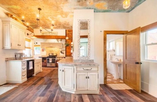 Colliers House | Enchanting 130-Year-Old Gem on Scenic Riverfront Acres