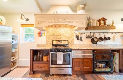 Colliers House | Enchanting 130-Year-Old Gem on Scenic Riverfront Acres