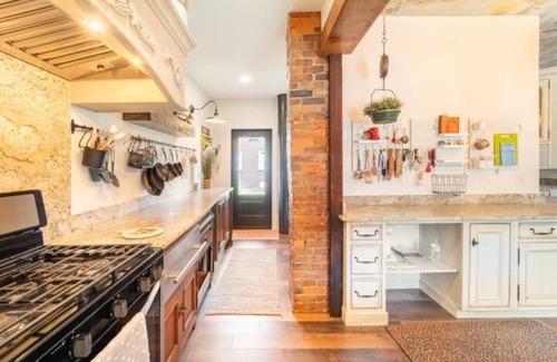 Colliers House | Enchanting 130-Year-Old Gem on Scenic Riverfront Acres
