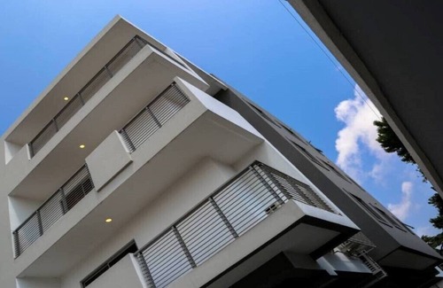 Lekki Phase 1 House | Secure 3-Bedroom Apartments with Kitchen & Breakfast