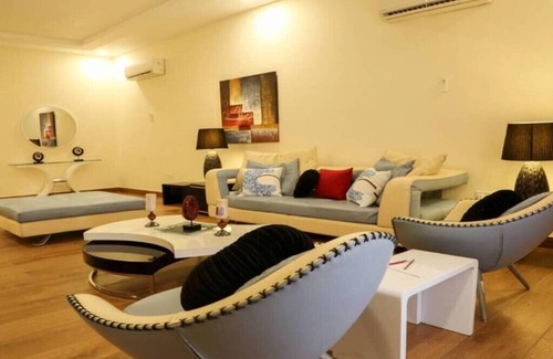 Lekki Phase 1 House | Secure 3-Bedroom Apartments with Kitchen & Breakfast