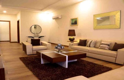 Lekki Phase 1 House | Secure 3-Bedroom Apartments with Kitchen & Breakfast