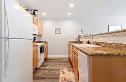 Westport Condo | Tranquil Park View Condo Just Steps from the Ocean