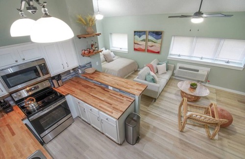 Lawrence House | Cozy Studio at 1316 Iowa St: Guest Rated 10/10 for Comfort