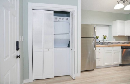 Lawrence House | Cozy Studio at 1316 Iowa St: Guest Rated 10/10 for Comfort
