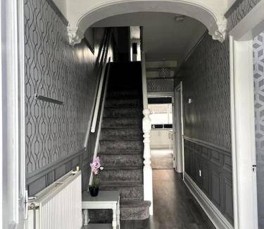 Bootle House | Spacious 5-Bedroom Home with Kitchen for 7 Guests