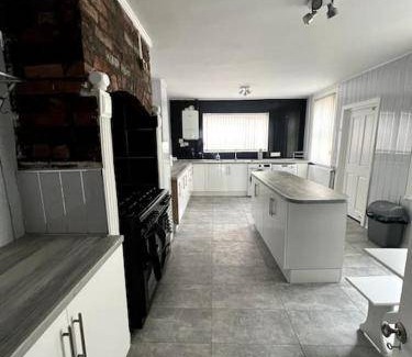 Bootle House | Spacious 5-Bedroom Home with Kitchen for 7 Guests