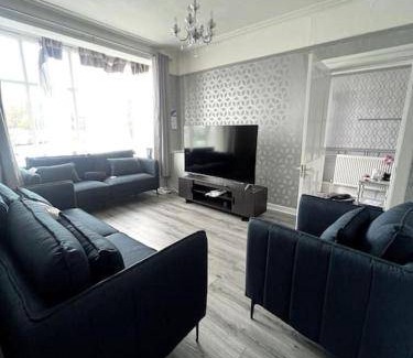 Bootle House | Spacious 5-Bedroom Home with Kitchen for 7 Guests