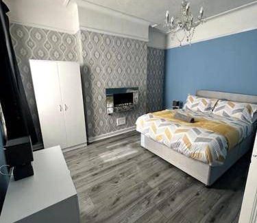 Bootle House | Spacious 5-Bedroom Home with Kitchen for 7 Guests