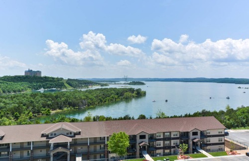 Table Rock Condo | Spacious 2-Bedroom Condo with Pool & Lake Views