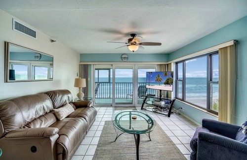 Madeira Beach Condo | Oceanfront Retreat at Arie Dam 304 with Pool & Dining