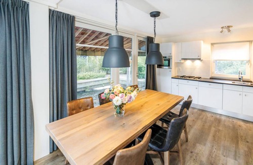 Zuideinde House | Spacious 3-Bedroom House with Kitchen for Up to 6 Guests