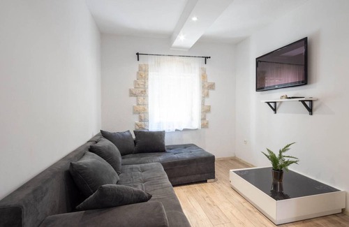Srinjine House | Spacious 3-Bedroom Maisonette with Private Pool & Hot Tub