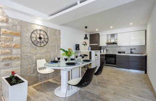 Srinjine House | Spacious 3-Bedroom Maisonette with Private Pool & Hot Tub