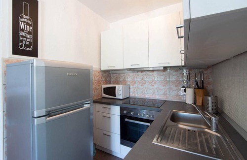 Srinjine House | Spacious 3-Bedroom Maisonette with Private Pool & Hot Tub