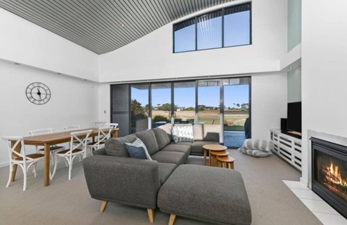Connewarre House | 13th Beach Golf Course Getaway With Golf Buggy