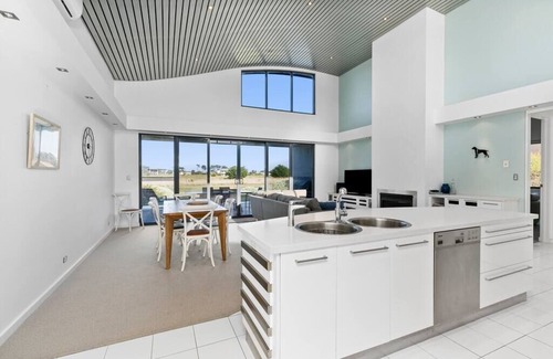 Connewarre House | 13th Beach Golf Course Getaway With Golf Buggy