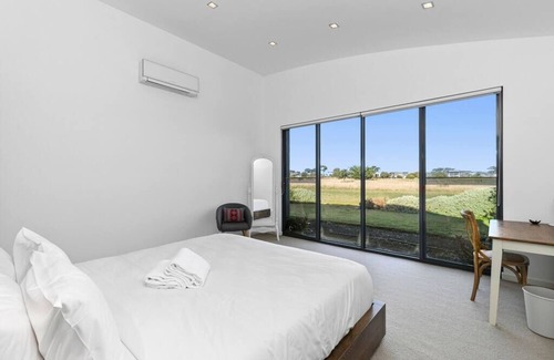 Connewarre House | 13th Beach Golf Course Getaway With Golf Buggy