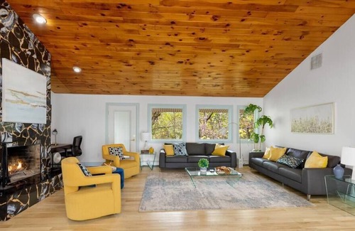 Monroe House | Beautiful Hudson Valley Estate with Pool, Sauna & Yard
